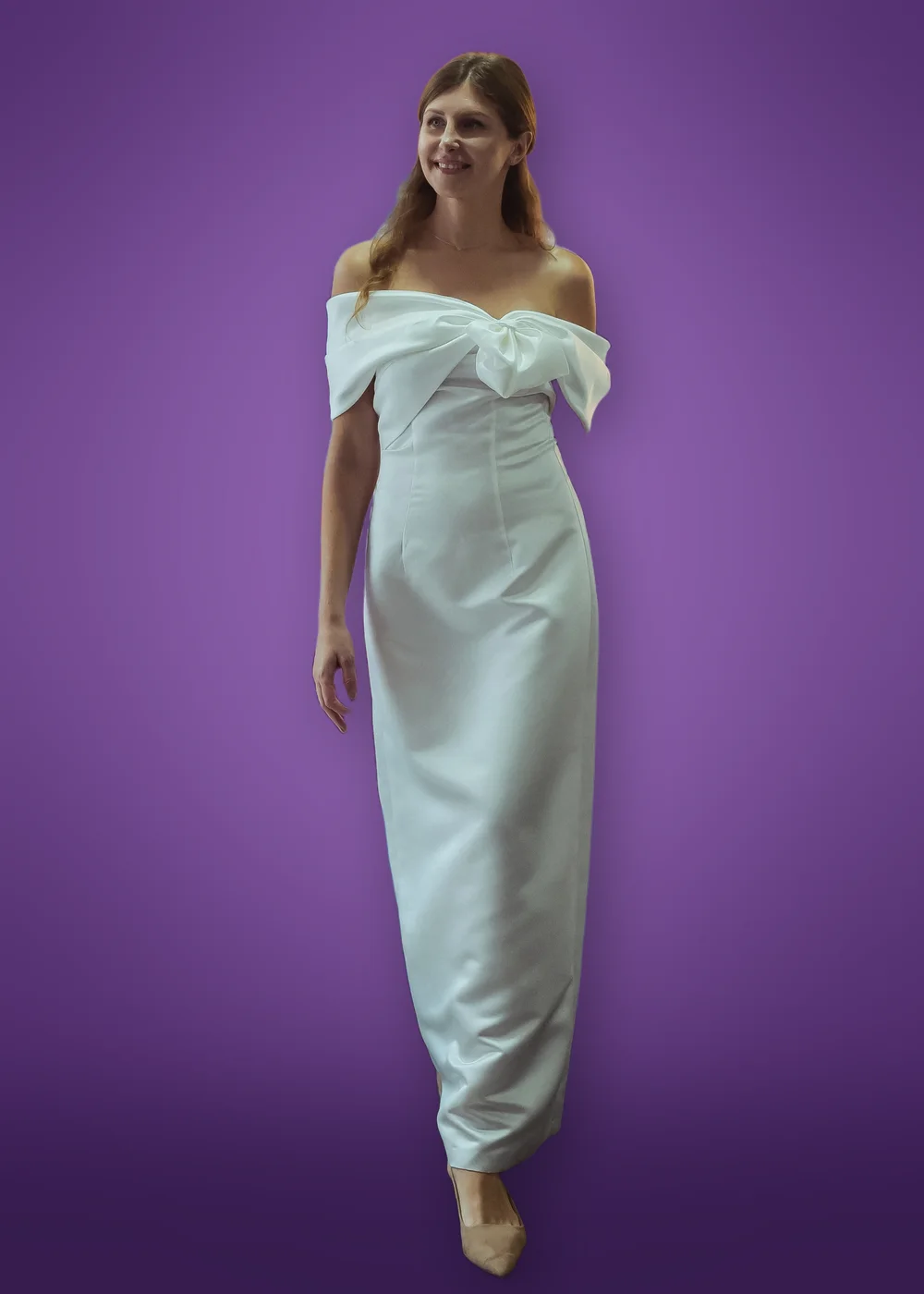 Model im weißen Kleid mit Schleife in der Werkstatt von A&B ModeStudio