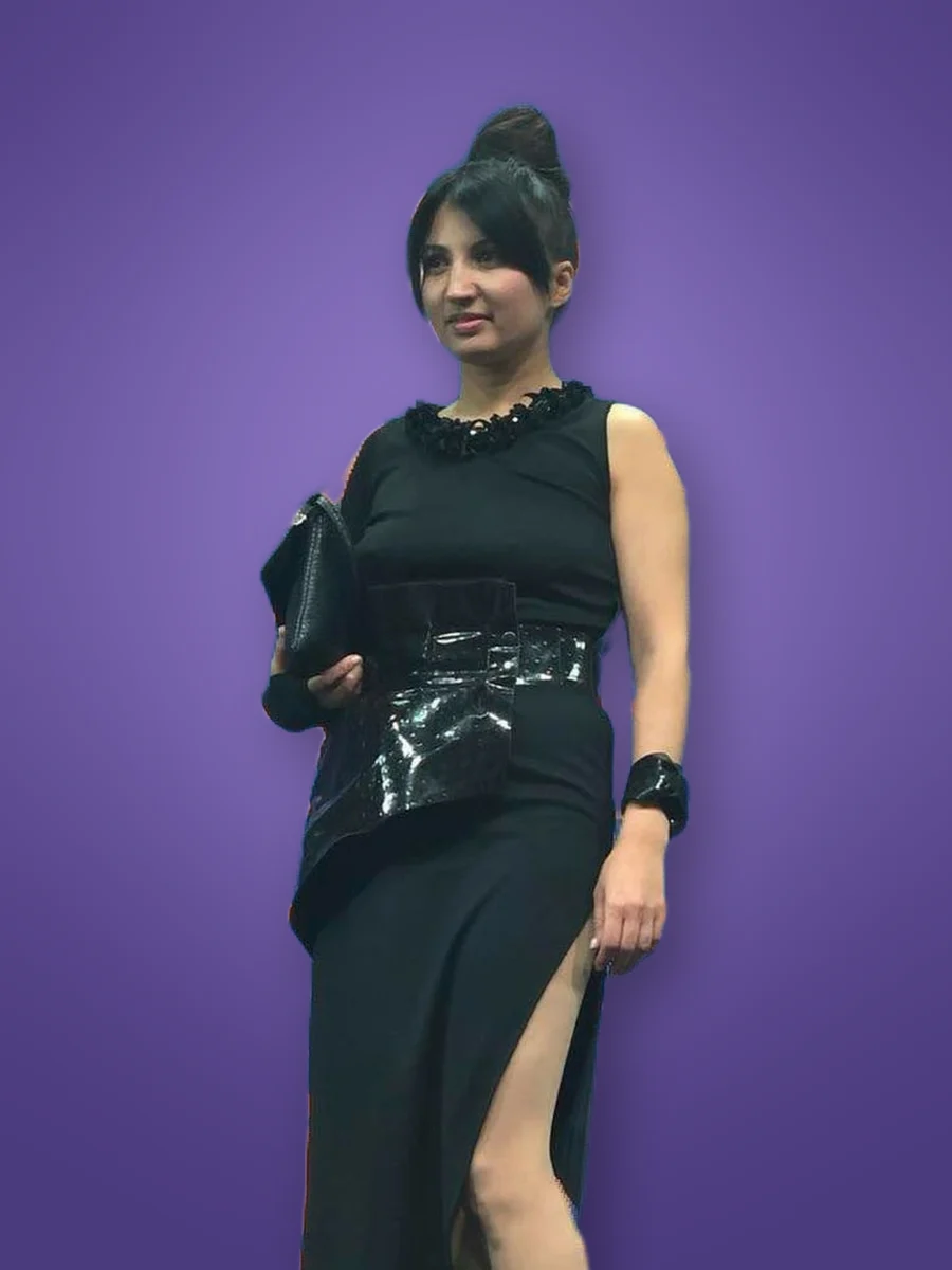 Julia Abidova, Designerin und Maßschneiderin, im schwarzen Kleid