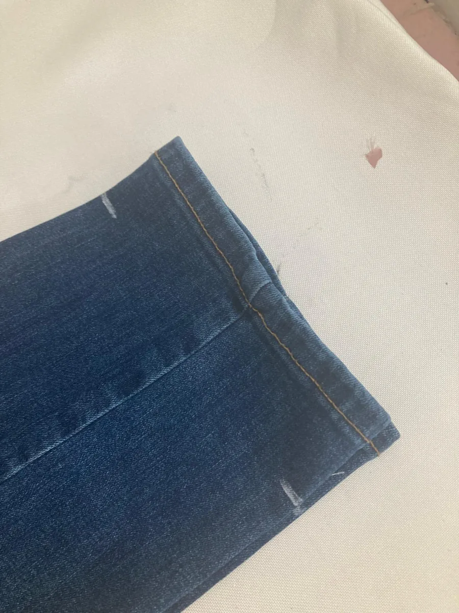Jeans-Bein mit Kreidemarkierungen für die neue Länge