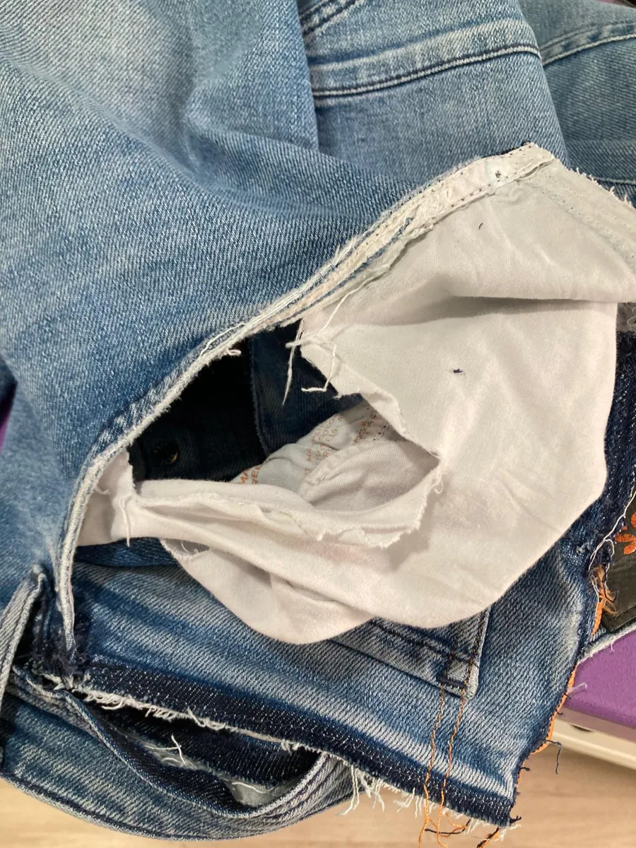 Gerissener Taschenbeutel in einer Jeans