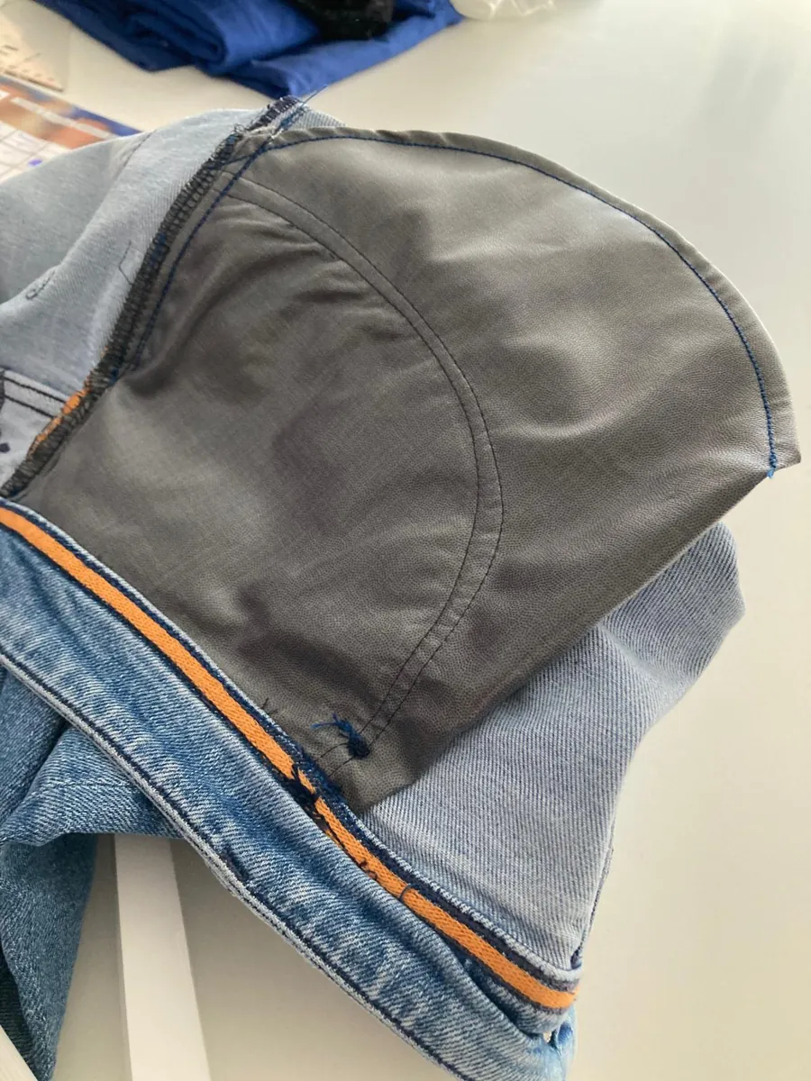 Neu eingenähter Taschenbeutel in einer Jeans