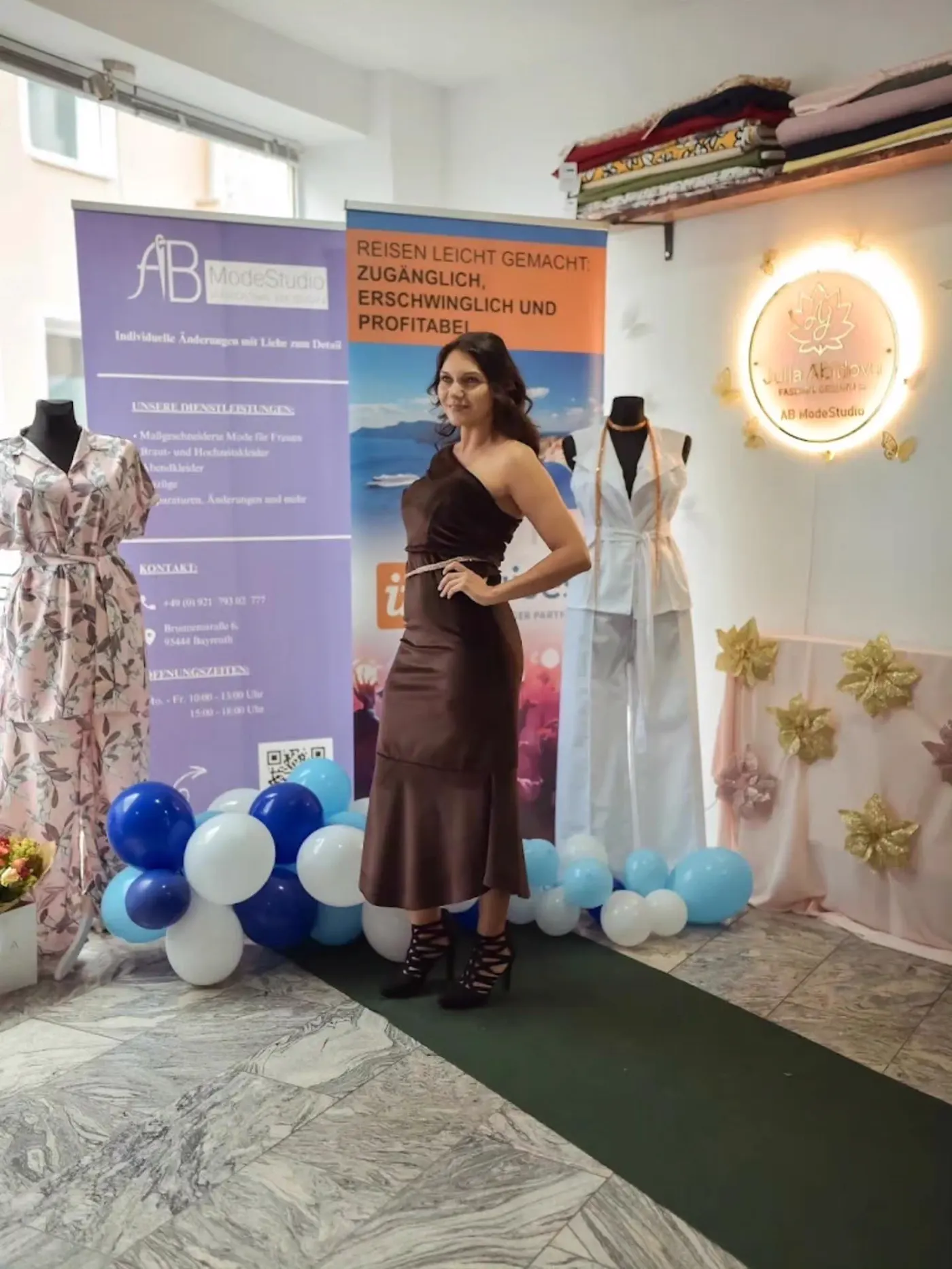Model im dunklen Abendkleid bei der Präsentation im Studio