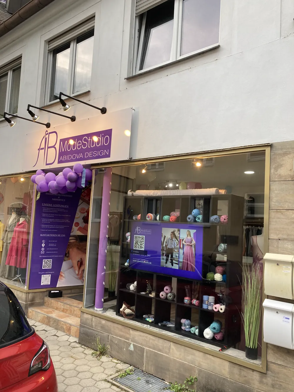Eingang und Schaufenster von AB ModeStudio mit zwei Stufen