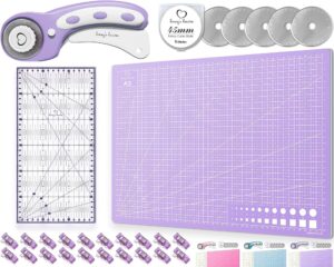 Honey's Heaven 45 mm Rollschneider Set für Stoffschneider inklusive Schneideunterlage, Ersatzklingen, Stoffklammern und Patchwork-Lineal (Lavendel, A3-Schneidematte)